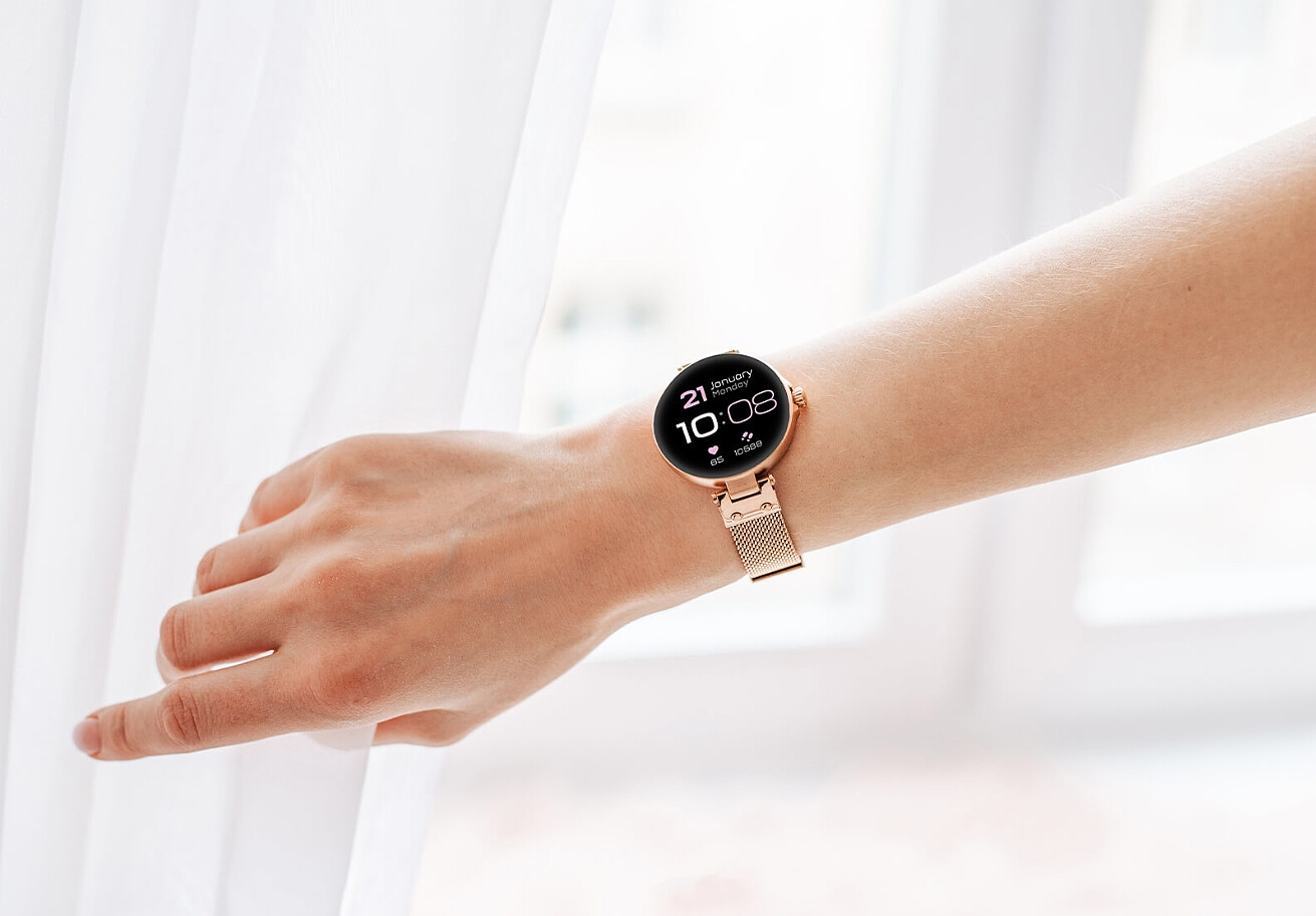 smartwatch-forever-forevive-petite-sb-305-r%C3%B3%C5%BCowe-z%C5%82oto-prezentacja-na-rece.jpg