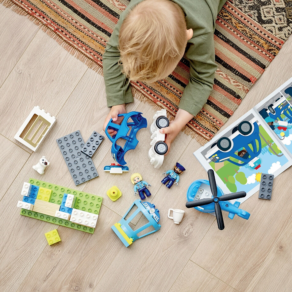 klocki-lego-duplo-posterunek-policji-i-helikopter-10959-skladanie.jpg