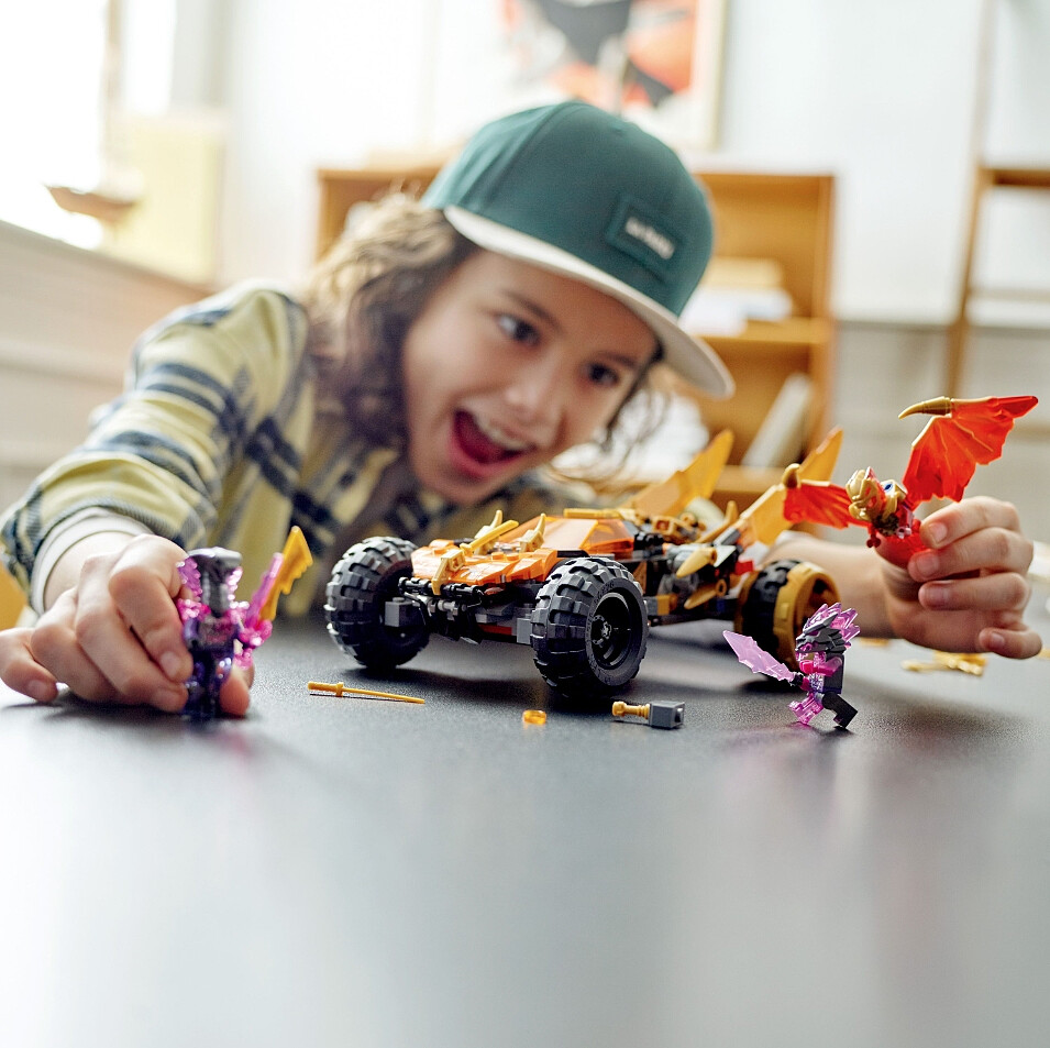 Klocki-lego-ninjago-smoczy-krazownik-cole-a-71769-zabawa.jpg