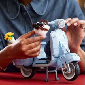 klocki-lego-icons-vespa-125-10298-detale.jpg