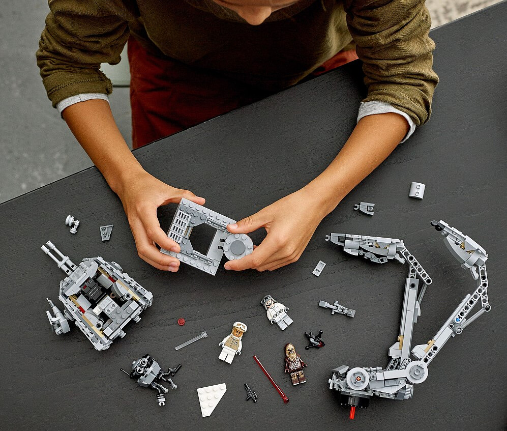 klocki-lego-star-wars-at-st-z-hoth-75322-zabawa2.jpg