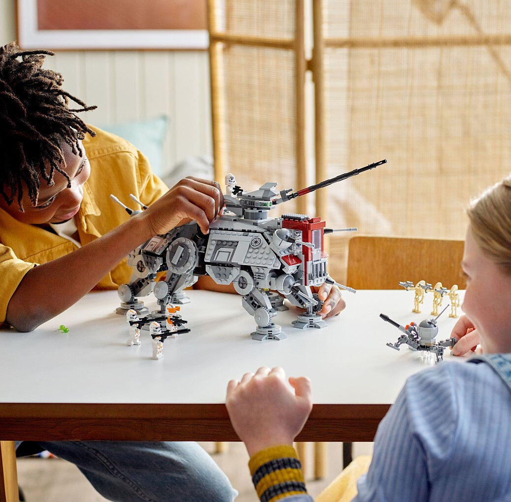 klocki-lego-star-wars-maszyna-kroczaca-at-te-75337-zabawa.jpg