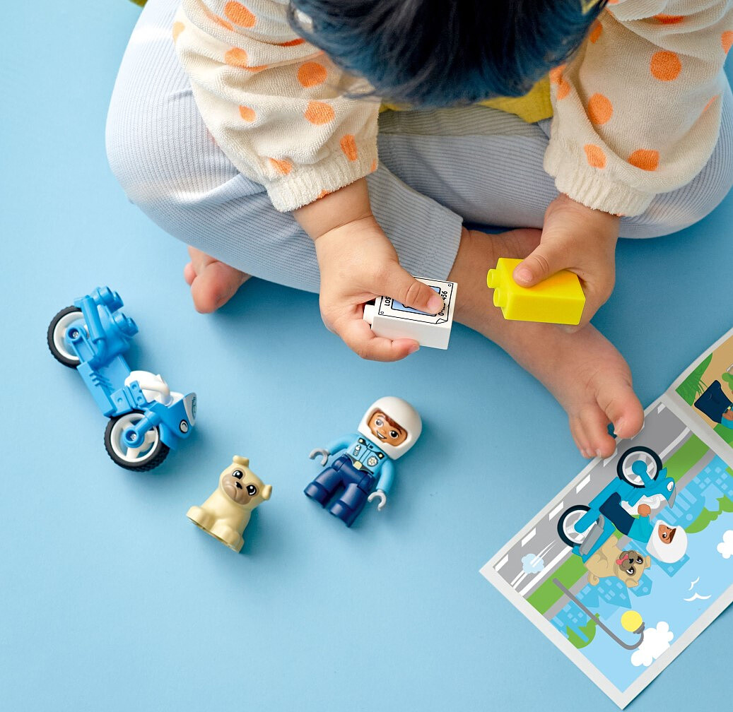 klocki-lego-duplo-motocykl-policyjny-10967-zabawa2.jpg