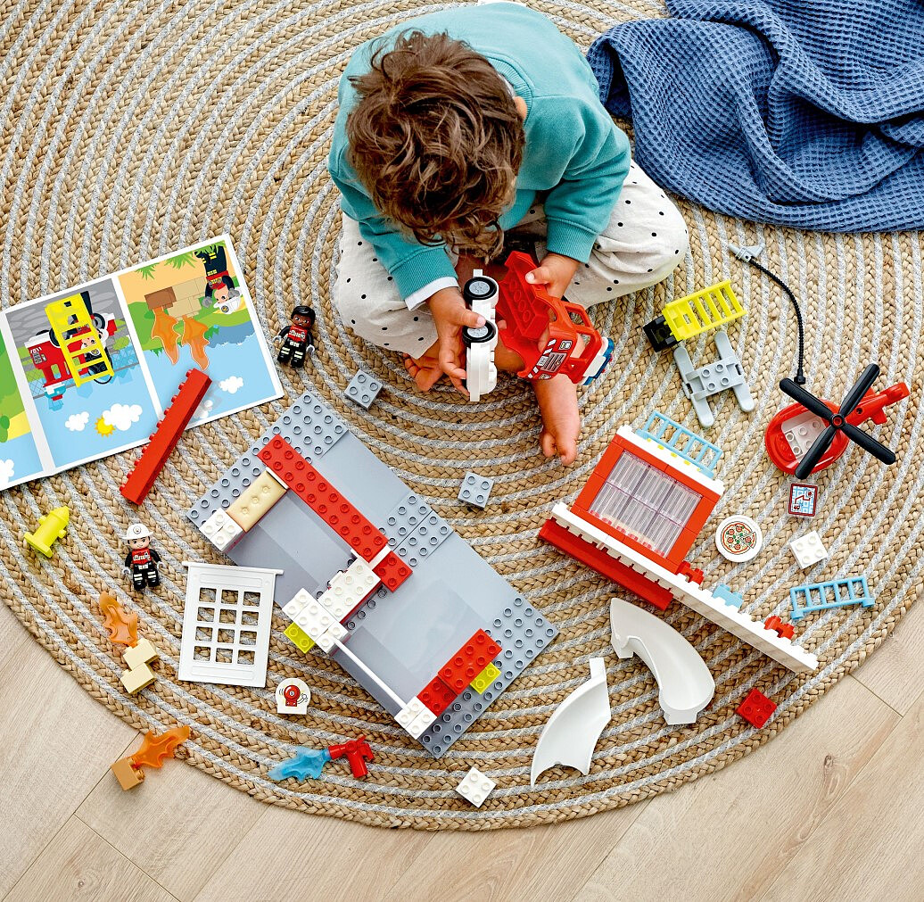 klocki-lego-duplo-remiza-strazacka-i-helikopter-10970-zabawa.jpg