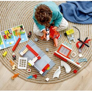 klocki-lego-duplo-remiza-strazacka-i-helikopter-10970-zabawa.jpg