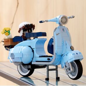 klocki-lego-icons-vespa-125-10298-prezentacja-modelu.jpg