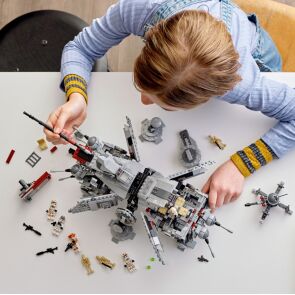 klocki-lego-star-wars-maszyna-kroczaca-at-te-75337-zabawa2.jpg