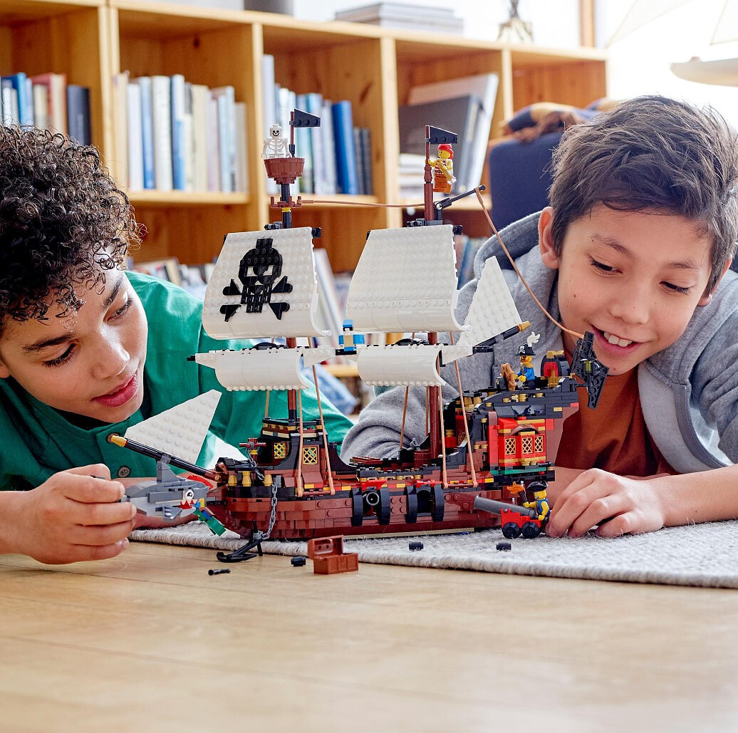 klocki-lego-creator-3w1-statek-piracki-31109-zabawa.jpg