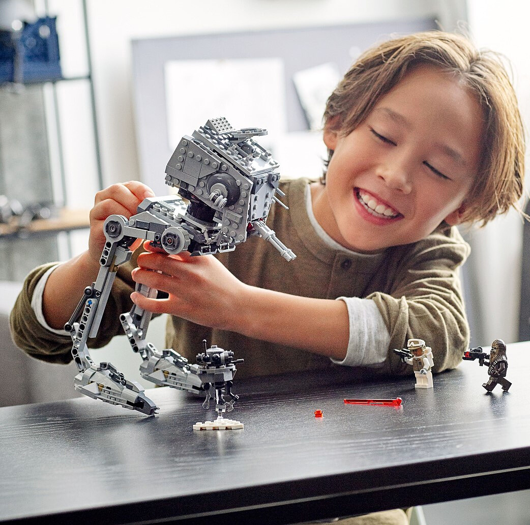 klocki-lego-star-wars-at-st-z-hoth-75322-zabawa.jpg