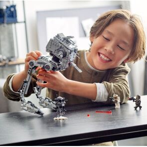 klocki-lego-star-wars-at-st-z-hoth-75322-zabawa.jpg