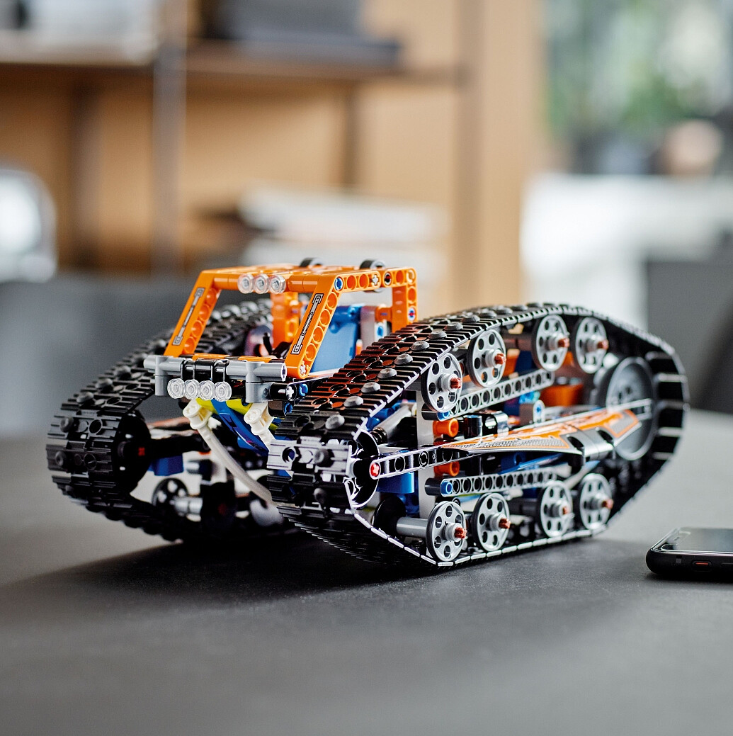 klocki-lego-technic-zmiennokszta%C5%82tny-pojazd-sterowany-przez-aplikacje-42140-prezentacja-modelu.jpg