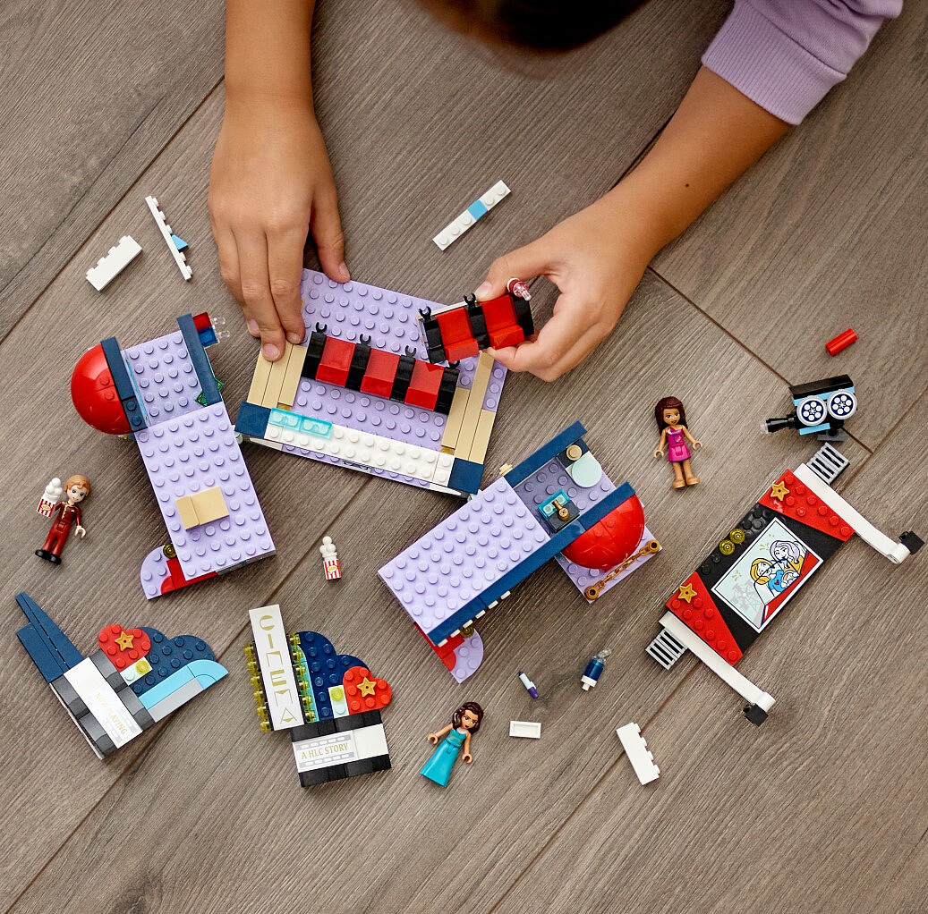 klocki-lego-friends-kino-w-heartlake-city-41448-zabawa5.jpg
