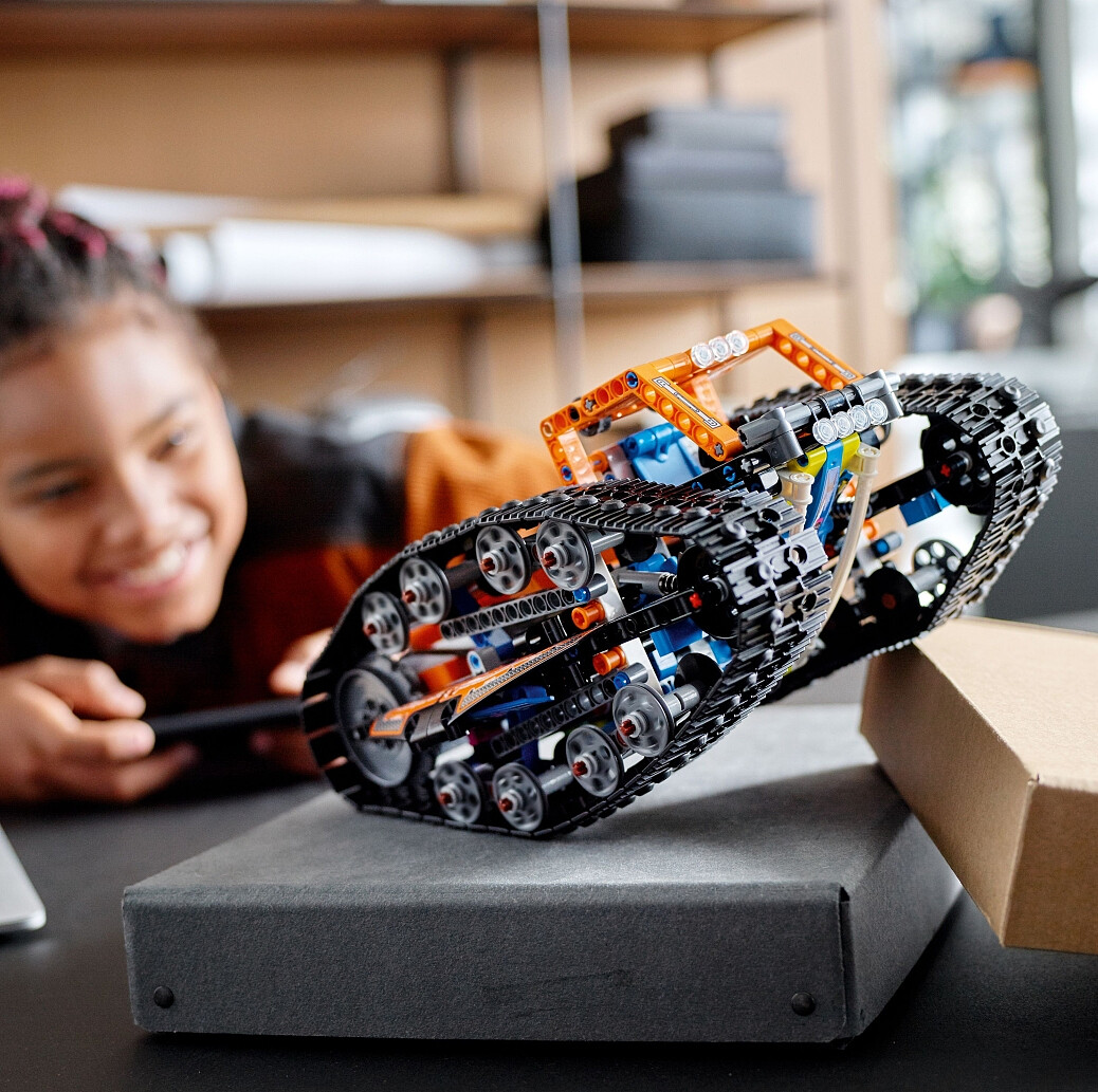 klocki-lego-technic-zmiennokszta%C5%82tny-pojazd-sterowany-przez-aplikacje-42140-zabawa.jpg
