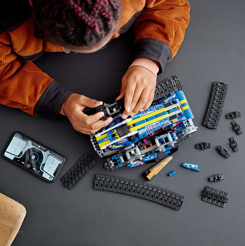 klocki-lego-technic-zmiennokszta%C5%82tny-pojazd-sterowany-przez-aplikacje-42140-budowanie.jpg
