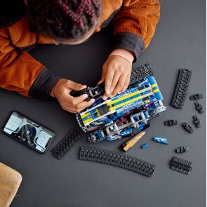 klocki-lego-technic-zmiennokszta%C5%82tny-pojazd-sterowany-przez-aplikacje-42140-budowanie.jpg