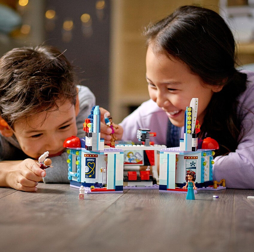 klocki-lego-friends-kino-w-heartlake-city-41448-zabawa2.jpg