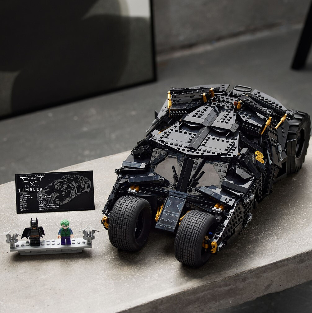 klocki-lego-dc-batman-batmobil-tumbler-76240-prezentacja-zestawu.jpg