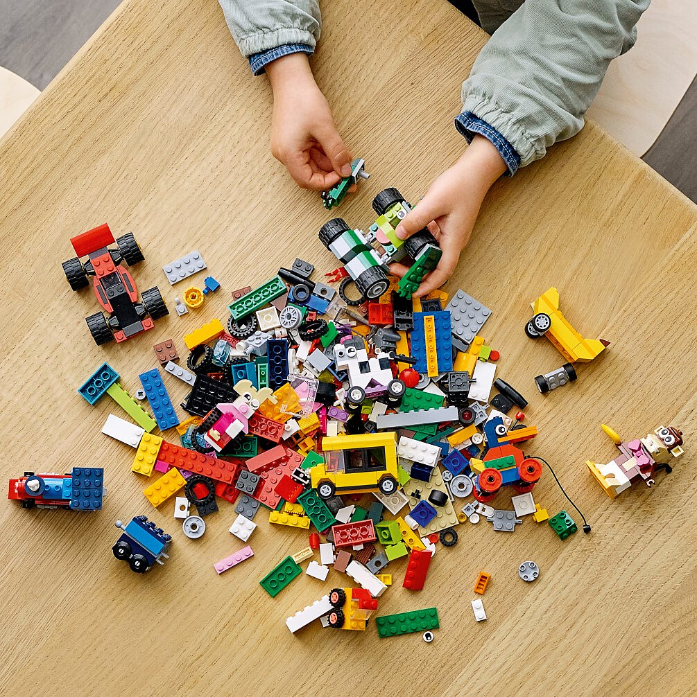 klocki-lego-classic-klocki-na-kolach-11014-budowanie.jpg