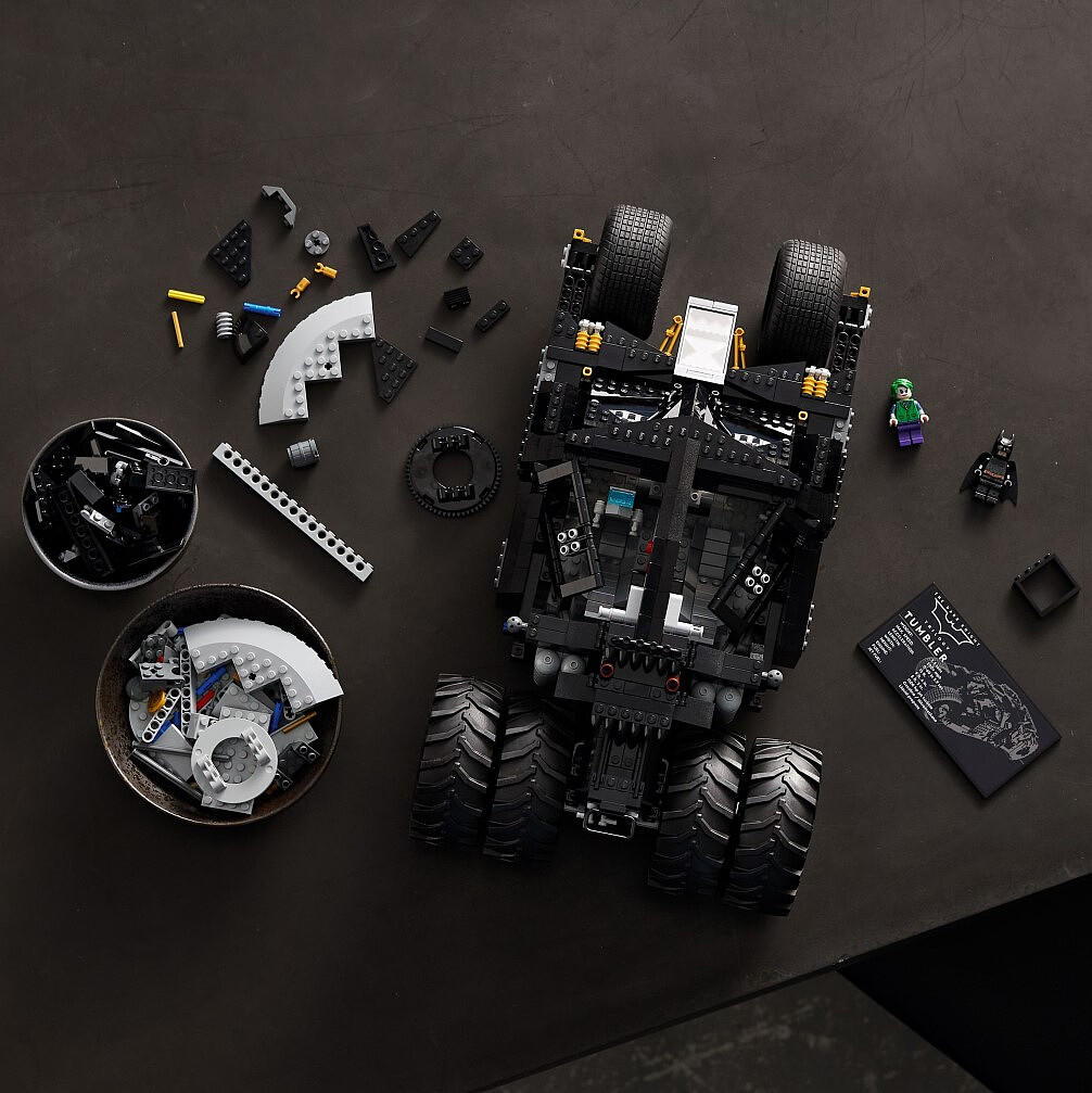 klocki-lego-dc-batman-batmobil-tumbler-76240-skladanie-modelu.jpg