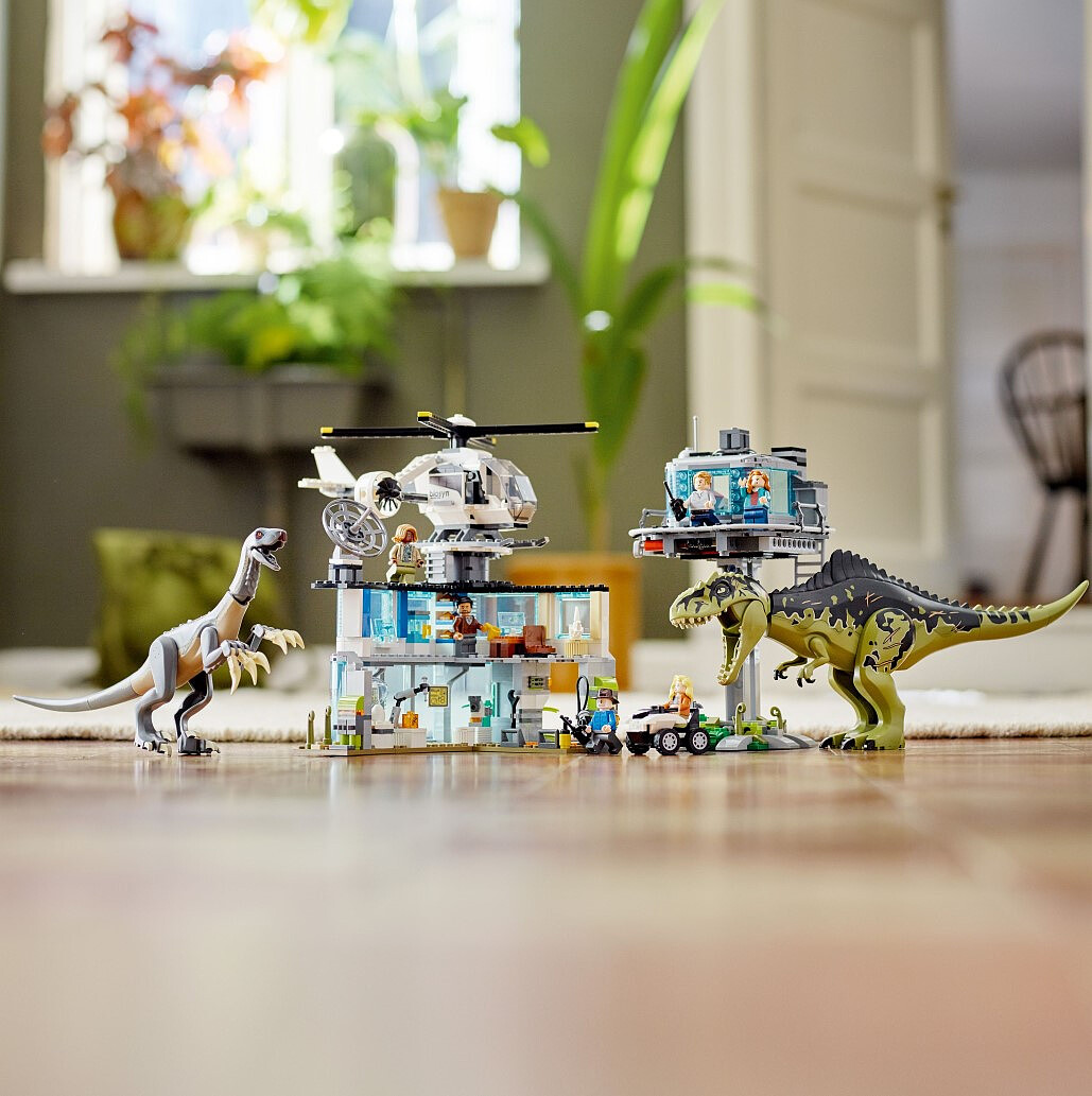 klocki-lego-jurassic-world-atak-gigantozaura-terizinozaura-76949-9.jpg