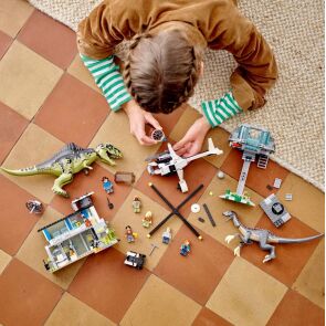 klocki-lego-jurassic-world-atak-gigantozaura-terizinozaura-76949-7.jpg