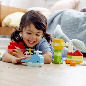 klocki-lego-duplo-pudelko-z-serduszkiem-10909-zabawa-2.jpg