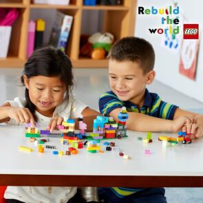 klocki-lego-classic-kreatywna-walizka-10713--zabawa-budowanie.jpg