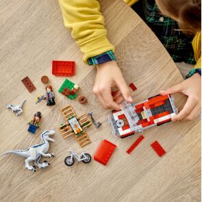 klocki-lego-jurassic-word-schwytanie-welociraptorow-blue-i-bety-76946-zdjecie4.jpg