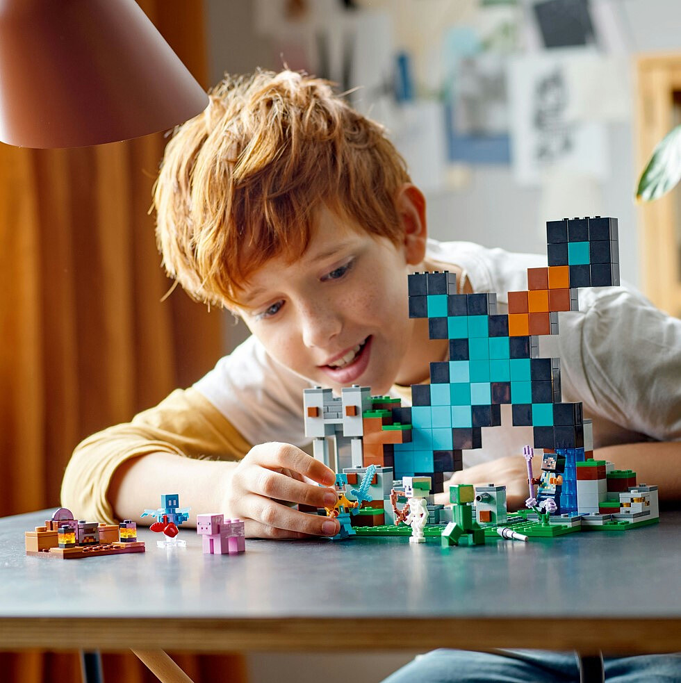 klocki-lego-minecraft-bastion-miecza-21244-aranzacja7.jpg