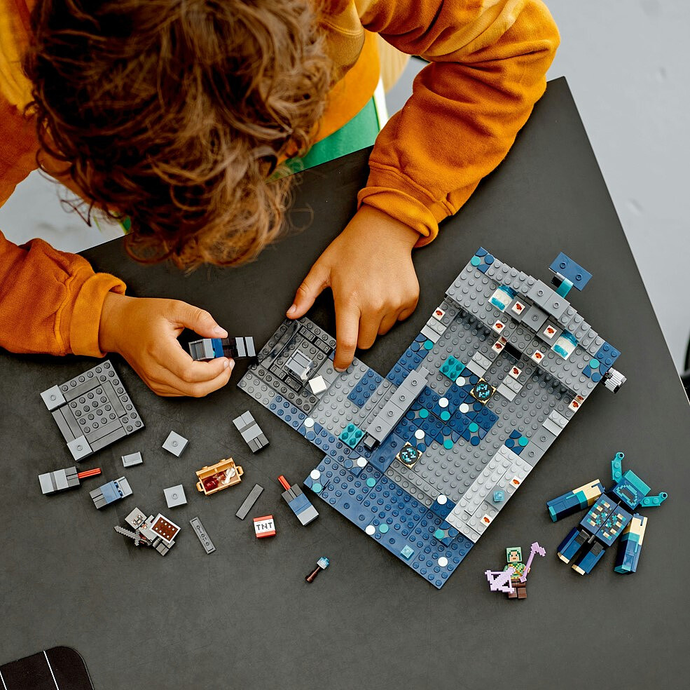 klocki-lego-minecraft-bitwa-w-mrocznej-g%C5%82ebi-21246-aranzacja9.jpg
