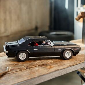 lego-icons-chevrolet-camaro-z28-10304-12.jpg