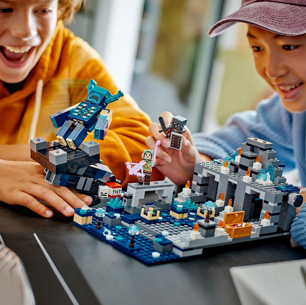 klocki-lego-minecraft-bitwa-w-mrocznej-g%C5%82ebi-21246-aranzacja1.jpg