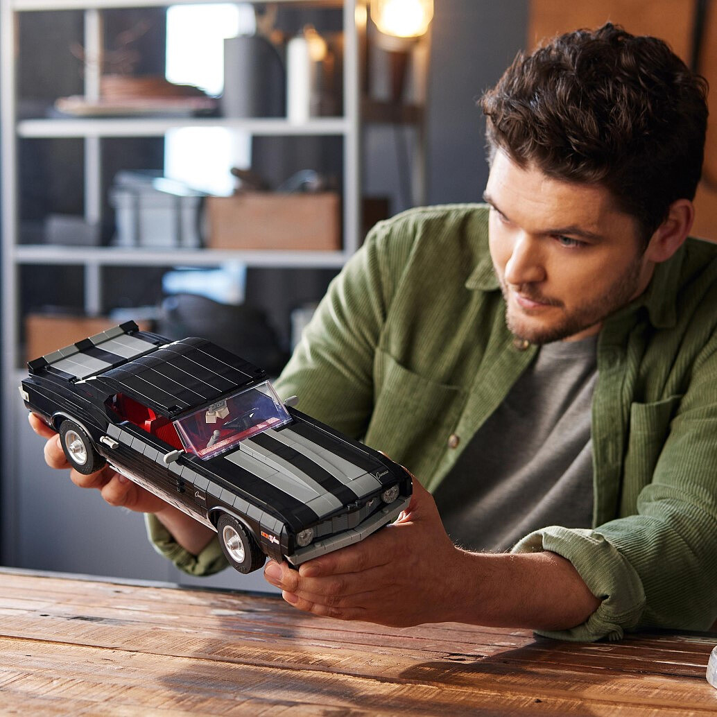 lego-icons-chevrolet-camaro-z28-10304-6.jpg