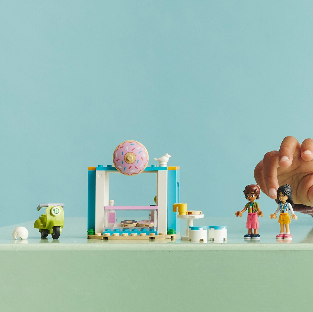 lego-friends-cukiernia-z-paczkami-41723-13.jpg