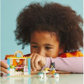 lego-friends-cukiernia-z-paczkami-41723-11.jpg