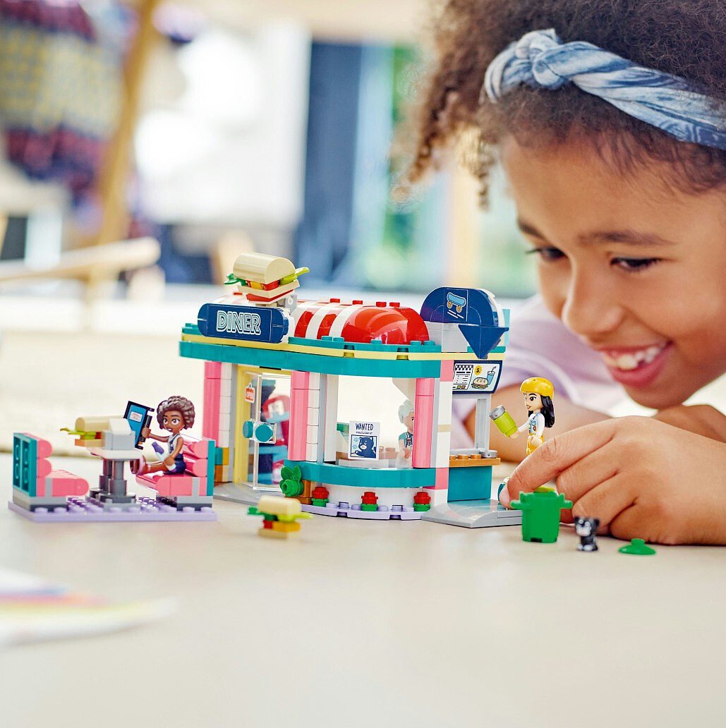 lego-friends-bar-w-srodmiesciu-heartlake-41728-11.jpg