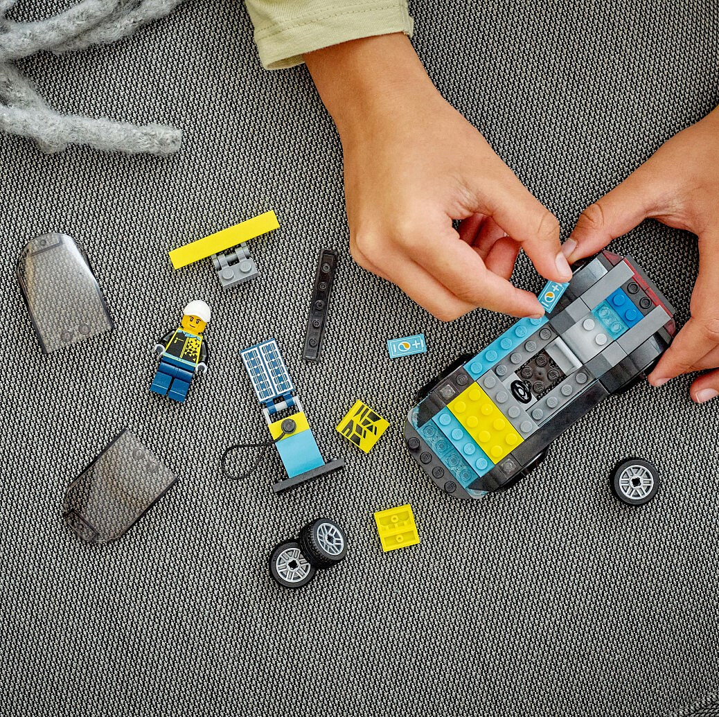 lego-city-elektryczny-samochod-sportowy-60383-10.jpg