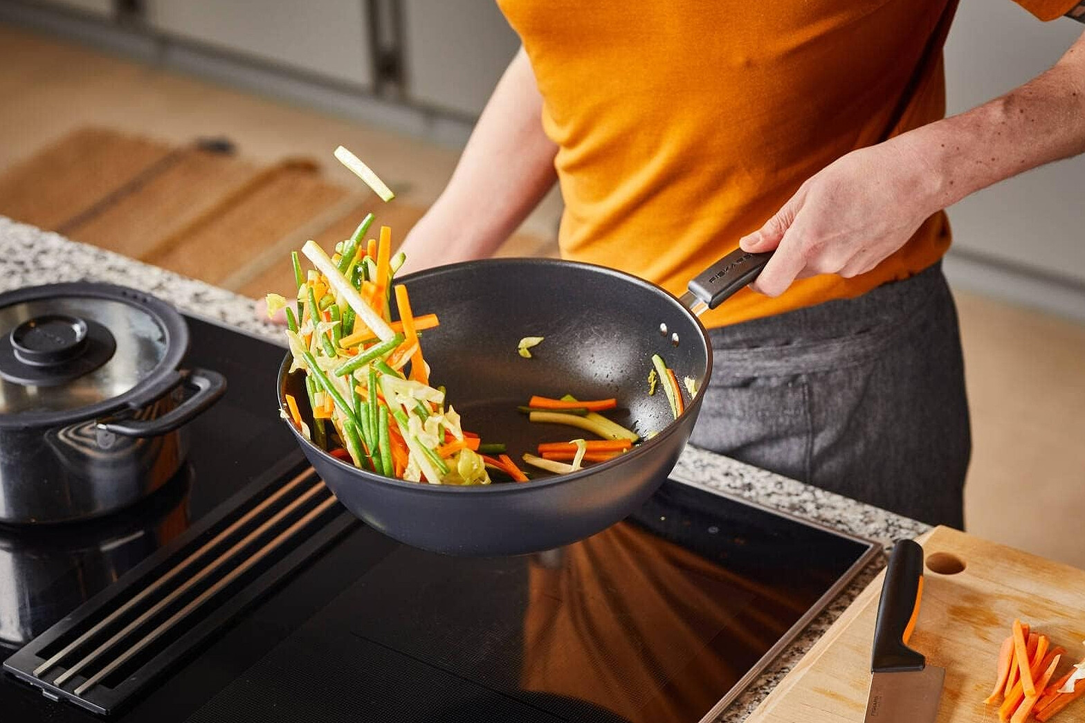 patelnia-wok-fiskars-functional-form-28-cm-zdjecie2.jpg