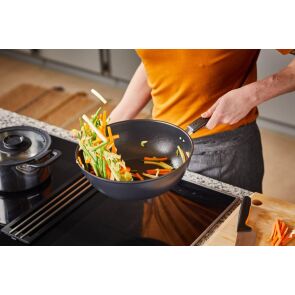 patelnia-wok-fiskars-functional-form-28-cm-zdjecie2.jpg