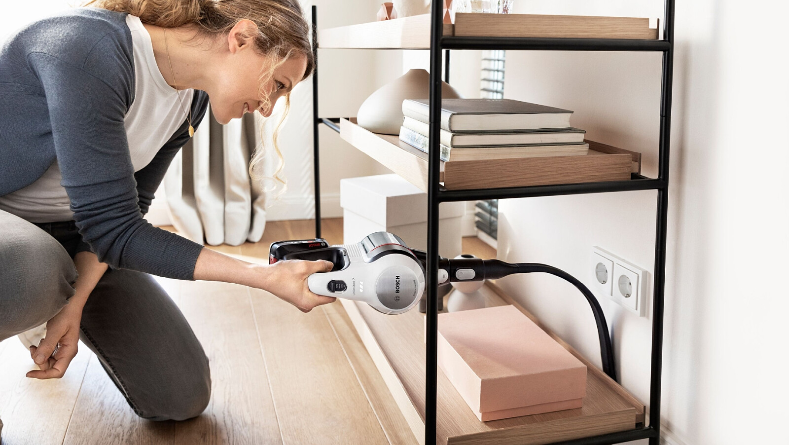 odkurzacz-pionowy-bosch-unlimited-7-bbs711w-bialy-10.jpg