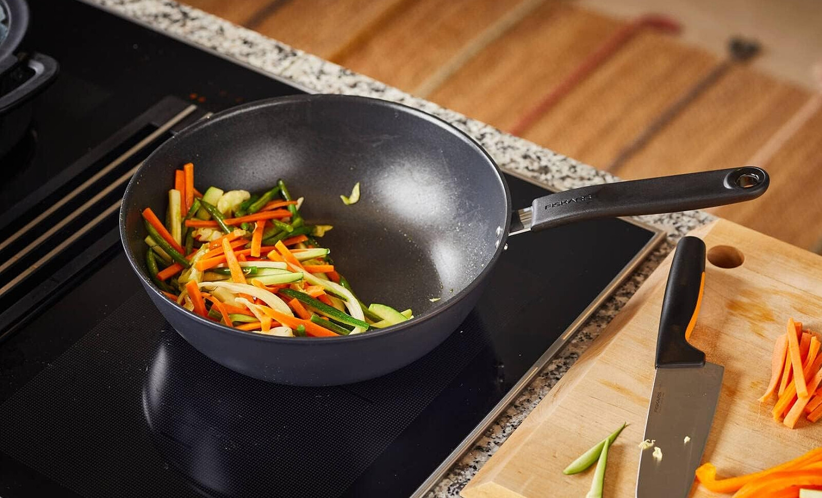 patelnia-wok-fiskars-functional-form-28-cm-zdjecie.jpg