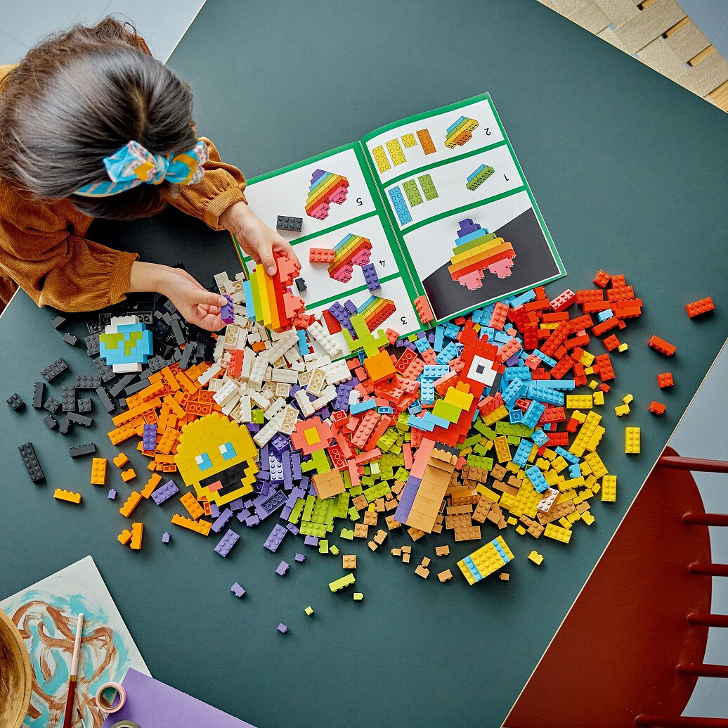 klocki-lego-classic-sterta-klockow-11030-budowanie-z-klockow.jpg