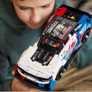 klocki-lego-technic-nowy-chevrolet-camaro-zl1%20-z-serii-nascar-42153.zdj10.jpg