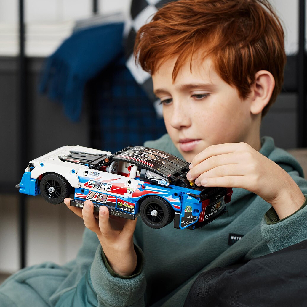 klocki-lego-technic-nowy-chevrolet-camaro-zl1%20-z-serii-nascar-42153.zdj6.jpg