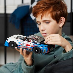 klocki-lego-technic-nowy-chevrolet-camaro-zl1%20-z-serii-nascar-42153.zdj6.jpg
