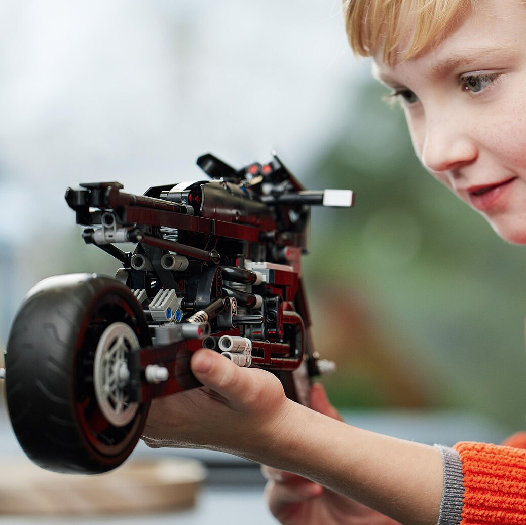 klocki-lego-technic-batman-batmotor-42155.zdj4.jpg