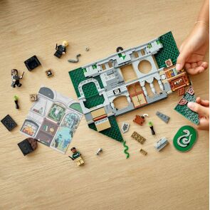 lego-harry-potter-flaga-slytherinu-76410-11.jpg
