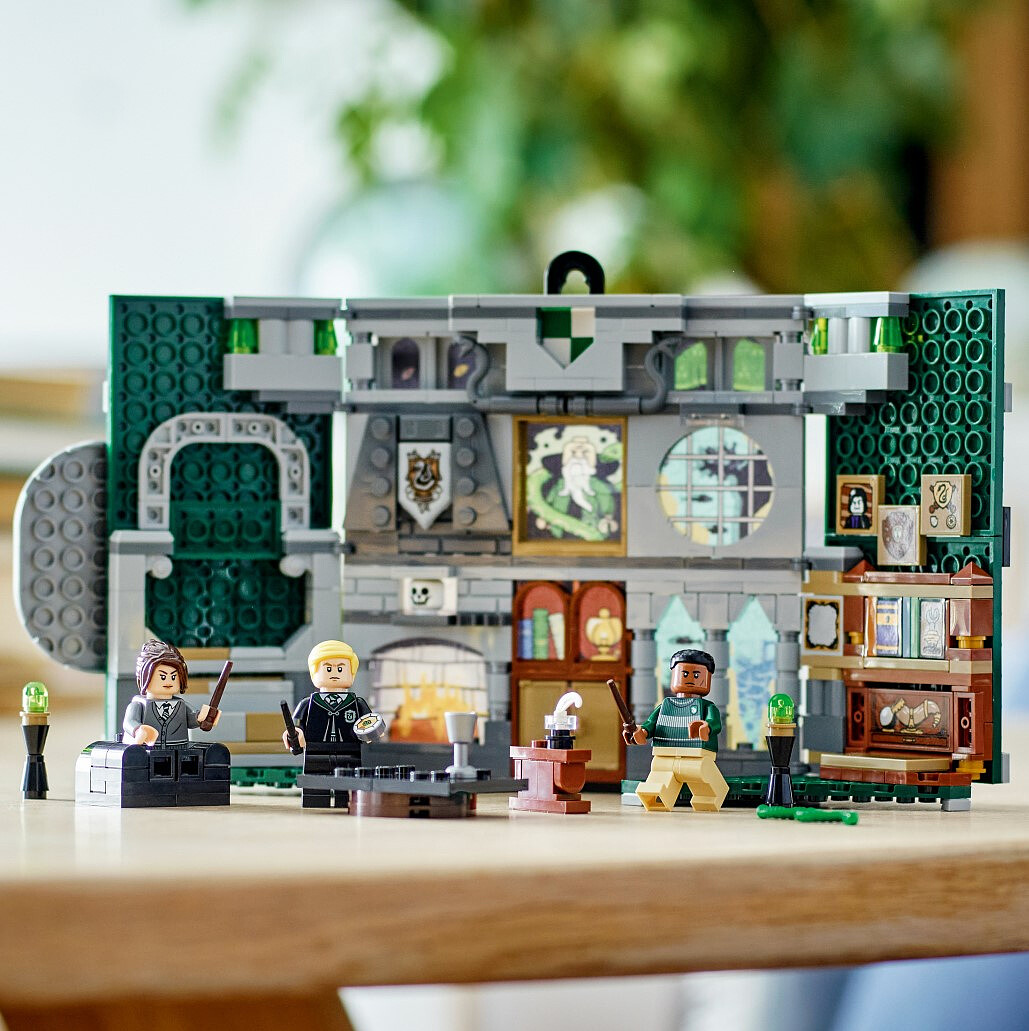 lego-harry-potter-flaga-slytherinu-76410-13.jpg