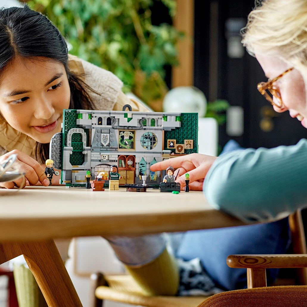 lego-harry-potter-flaga-slytherinu-76410-6.jpg