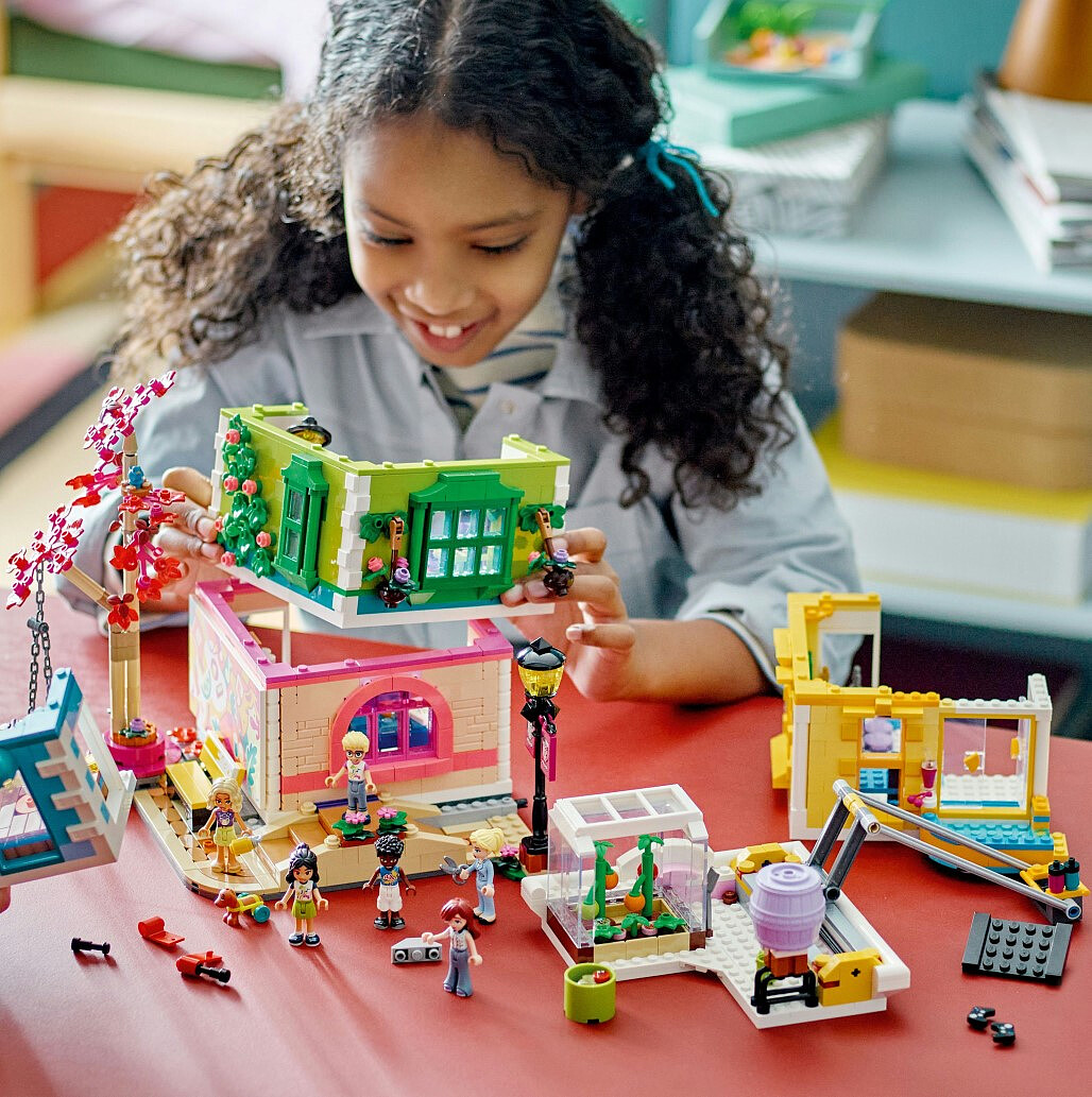 lego-friends-dom-kultury-w-heartlake-41748-11.jpg